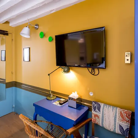Crayon Hotel